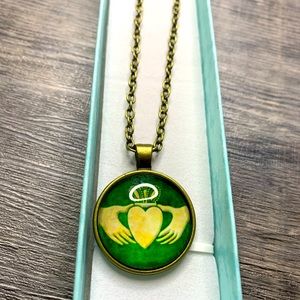 Claddagh necklace green